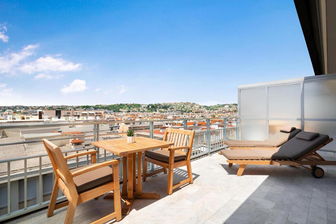 Quarto Executivo com Cama King-size e Vista da Cidade