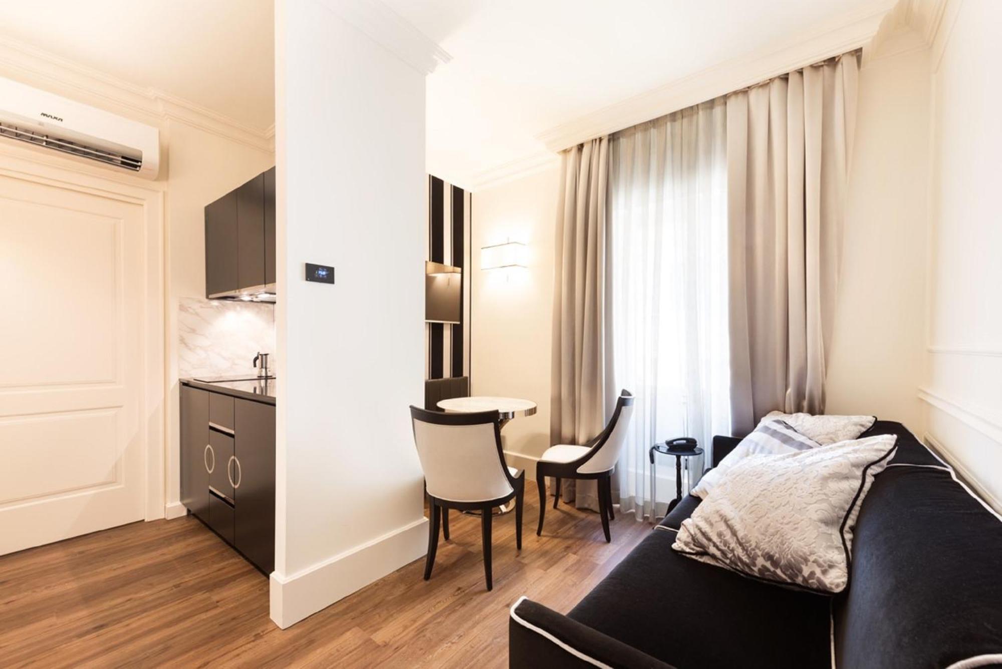 Deluxe One-Bedroom Apartment