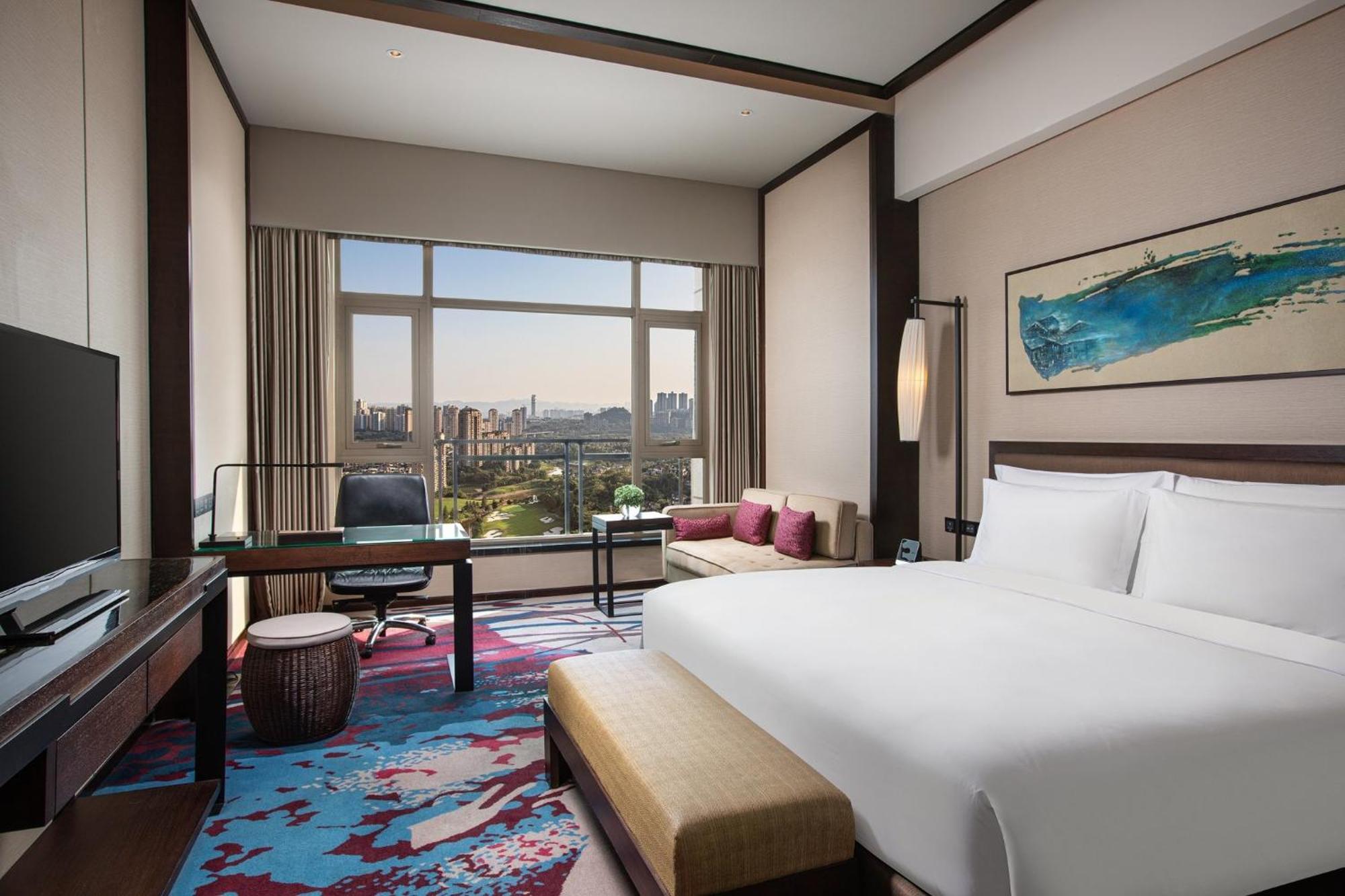 Habitación Doble Premium con cama extragrande y vistas a un campo de golf