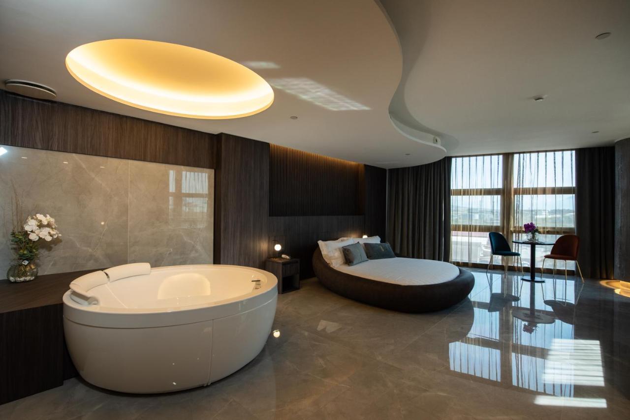 Quarto com Cama de Casal ou 2 de Solteiro