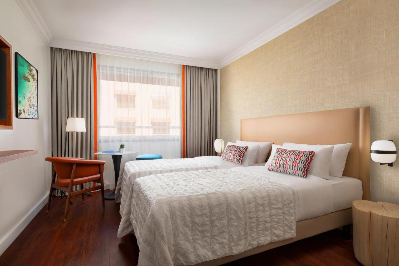 Quarto Clássico com 2 Camas de Solteiro e Vista do Pátio