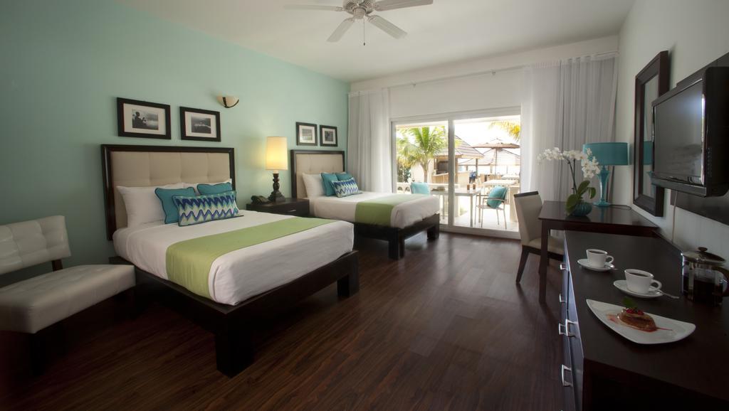 Suite Junior con cama extragrande y vistas al océano