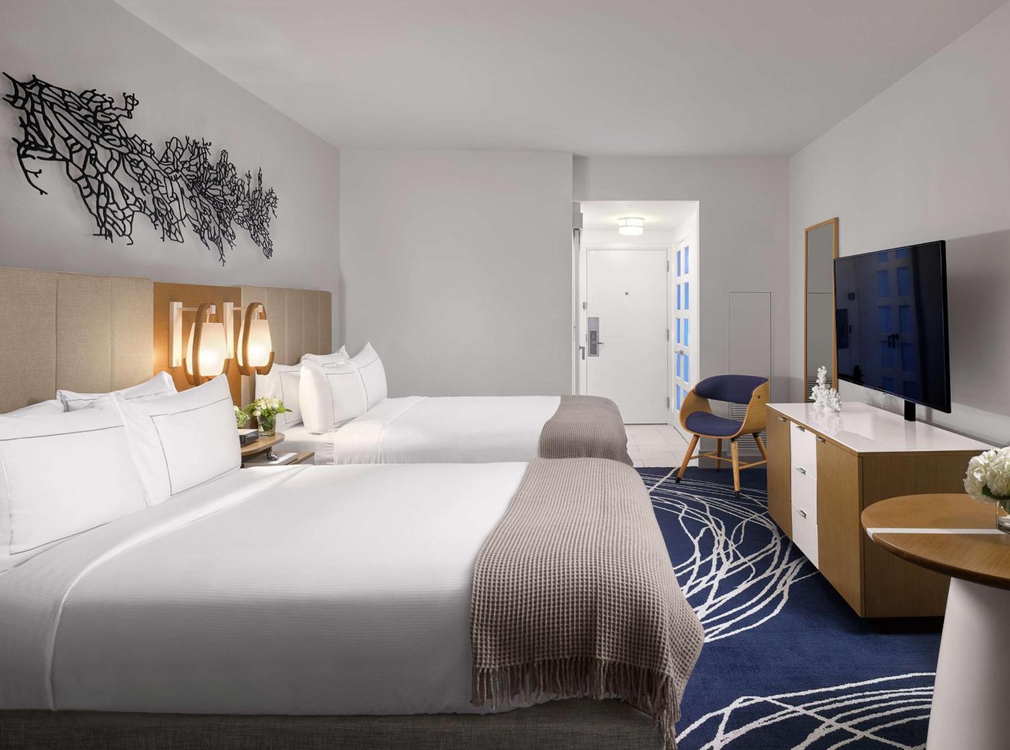 Double Room with Two Double Beds, Balcony and Water View - Exterior Corridor