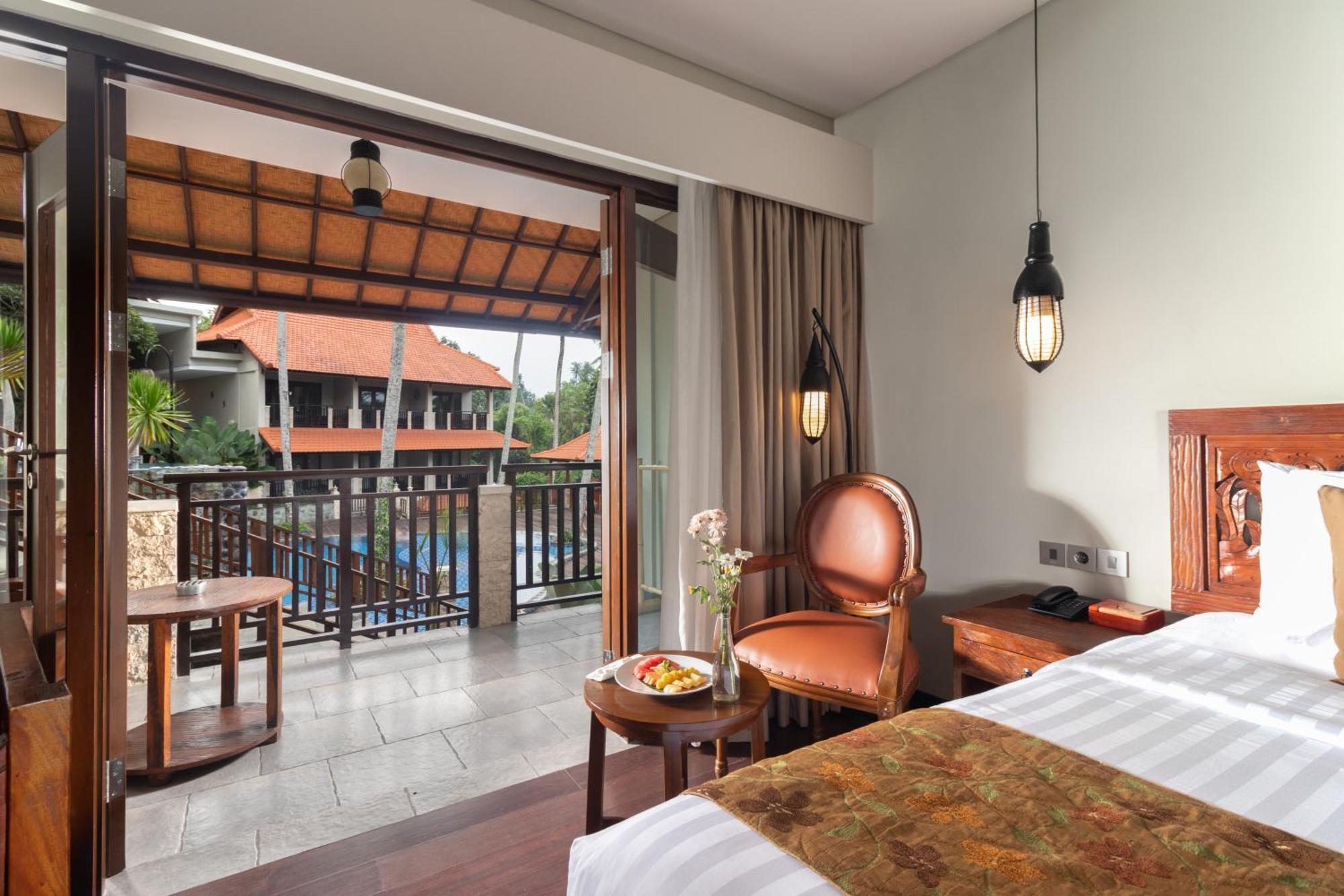Deluxe Double Room Pool View Bath Tub Non-Smoking