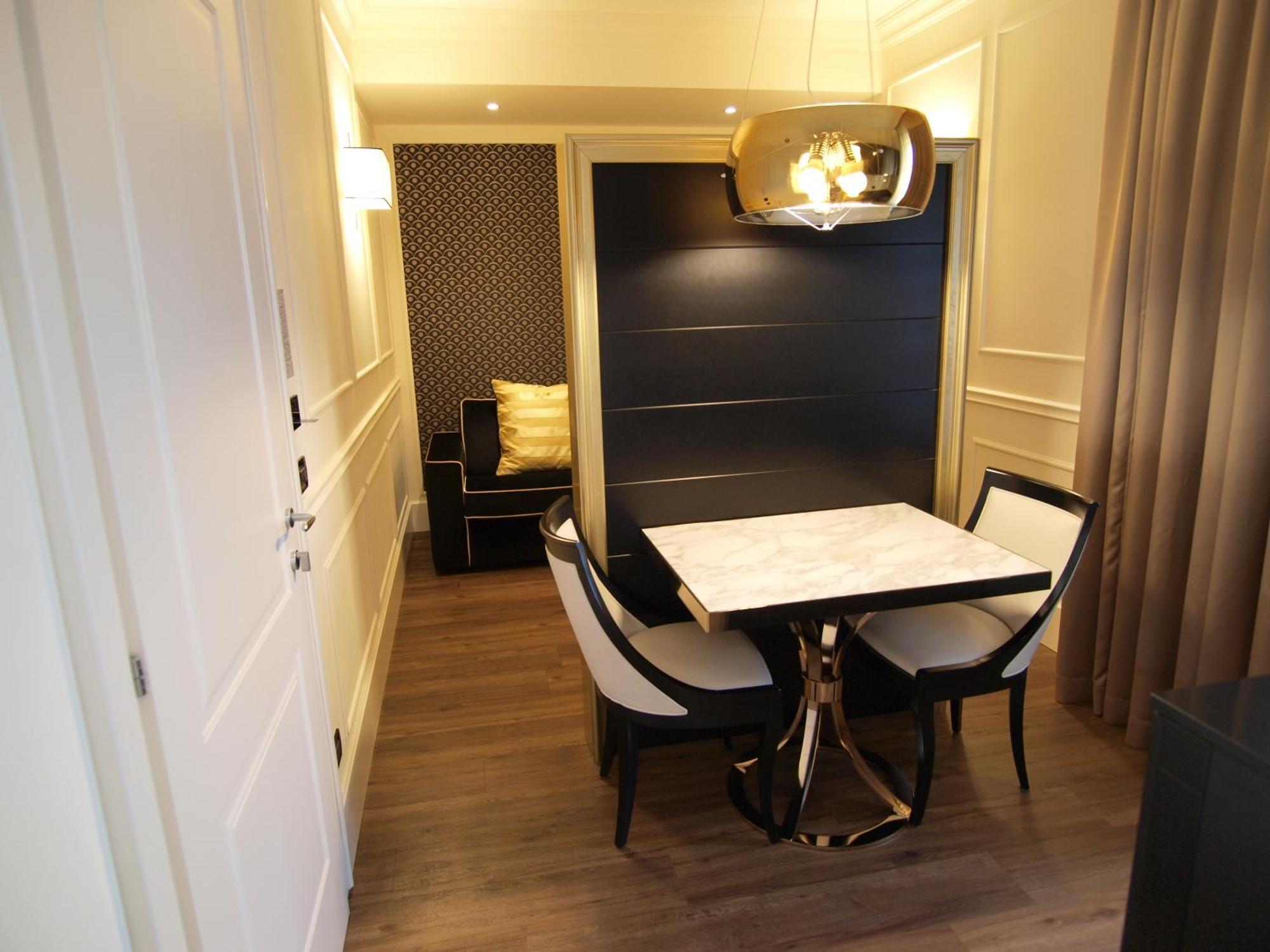 Deluxe One-Bedroom Apartment