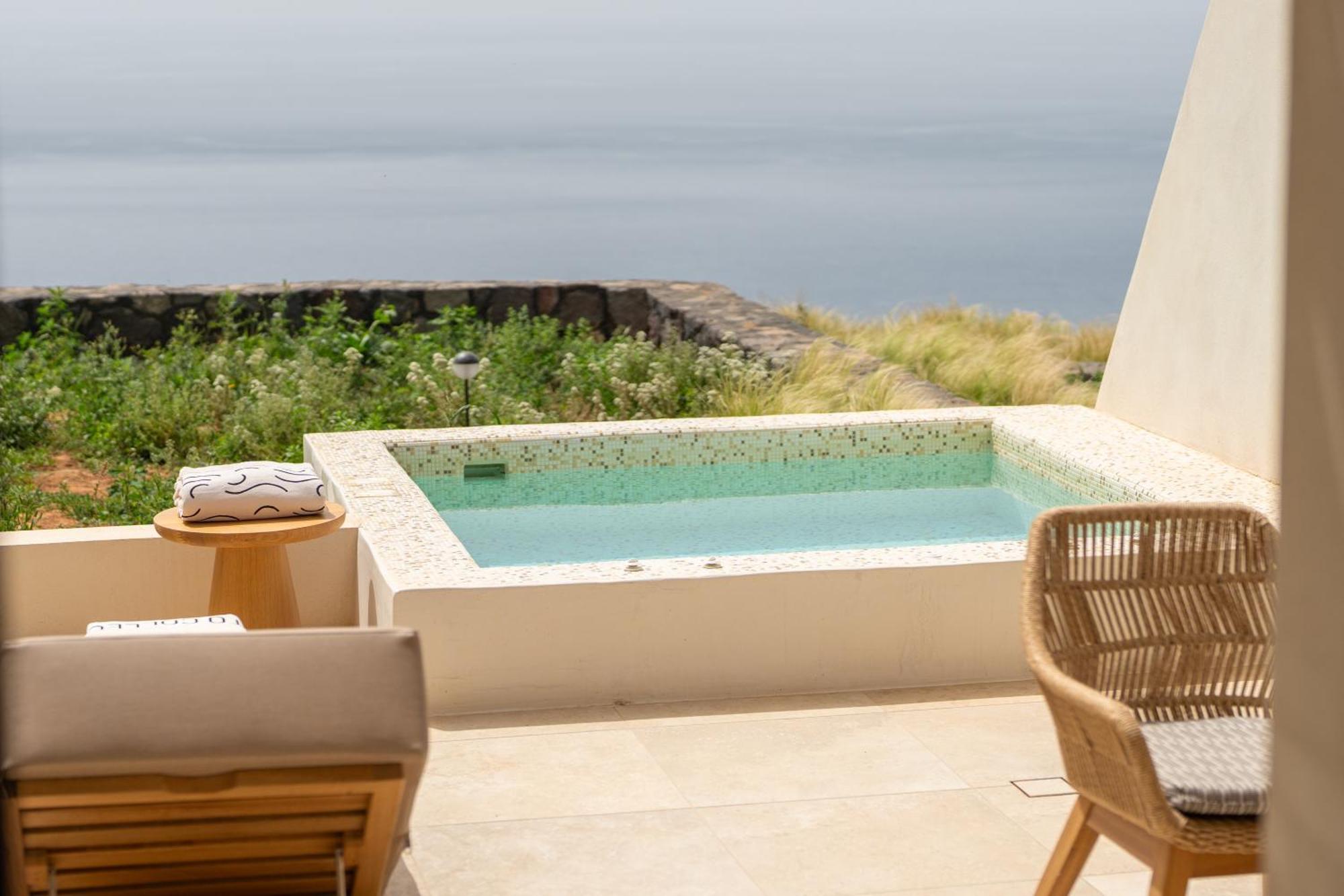 Suite Junior con bañera de hidromasaje e impresionantes vistas al mar y al atardecer