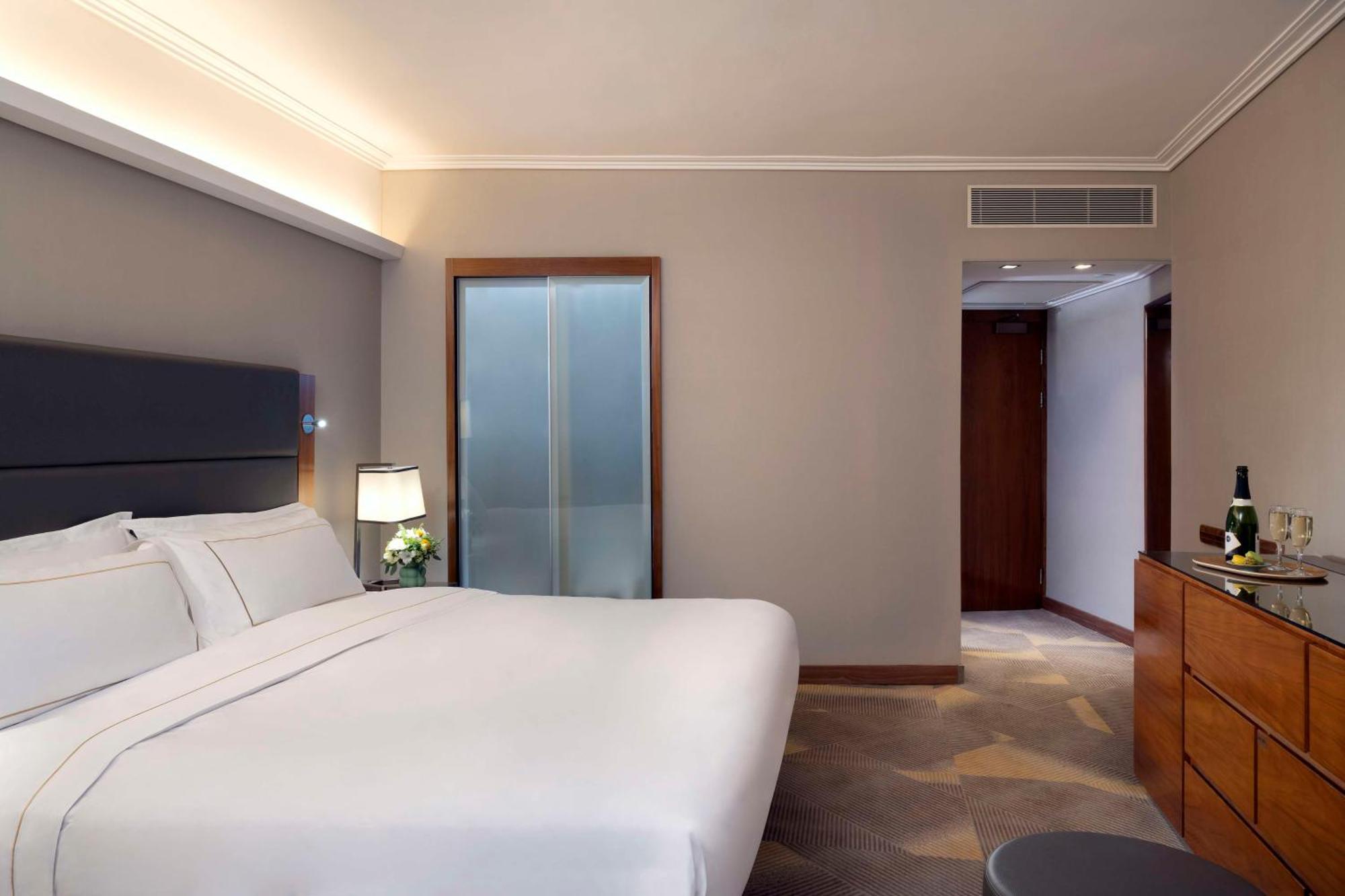 Quarto com Cama King-size e Vista do Mar