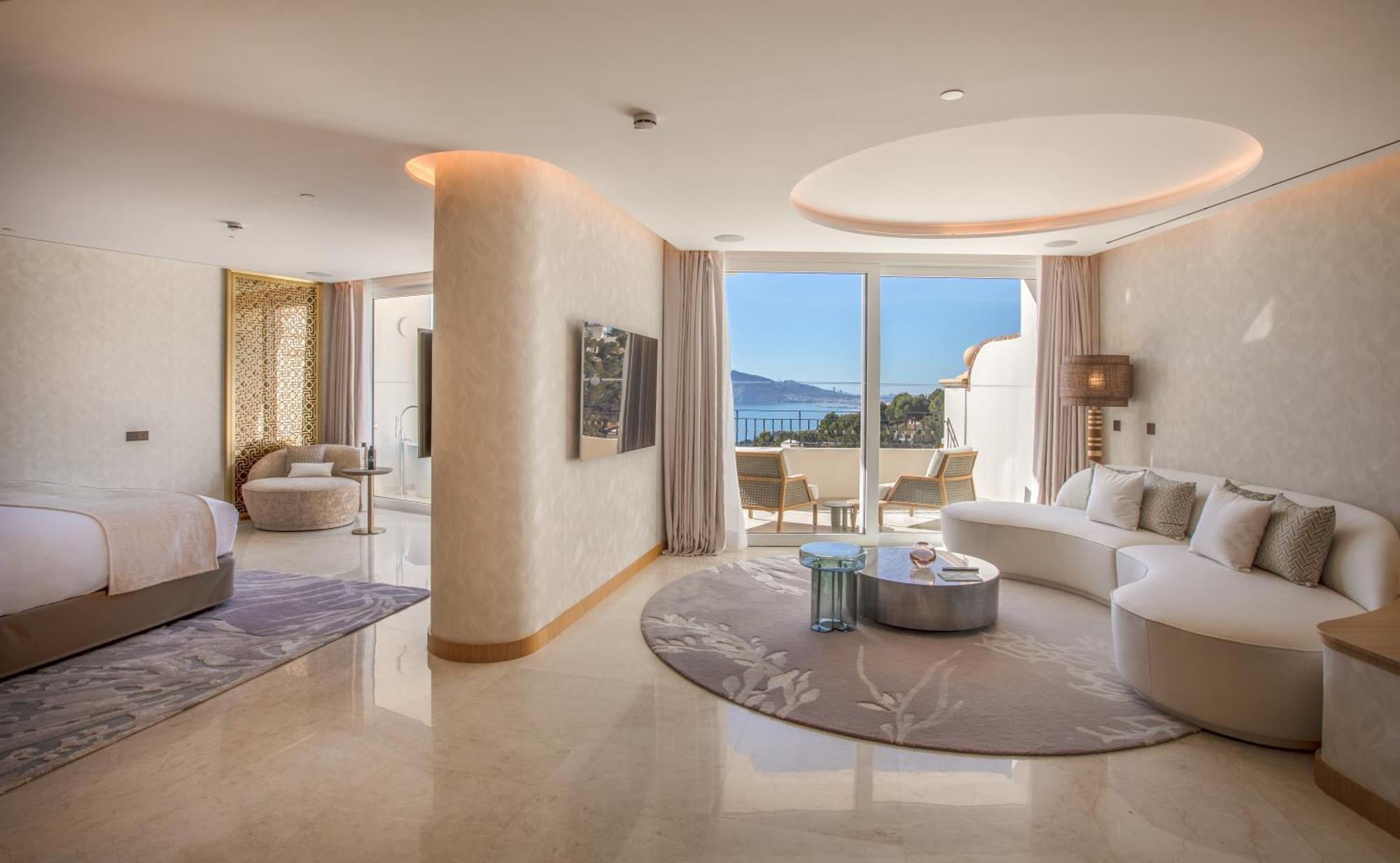 Suite con cama grande y balcón