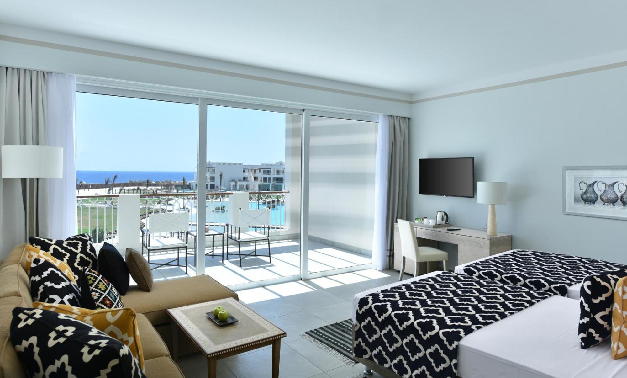 Deluxe Queen or Twin Beds Sea View