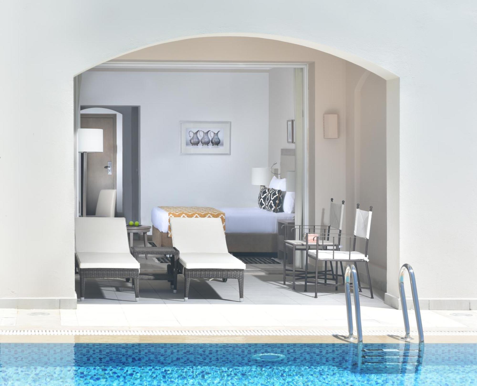 Superior Queen or Twin Beds Swim Up