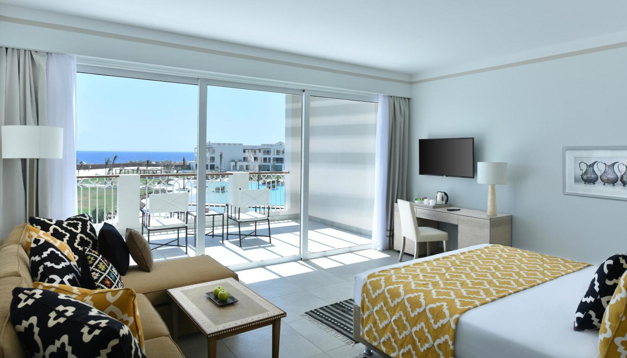 Deluxe Queen or Twin Beds Sea View
