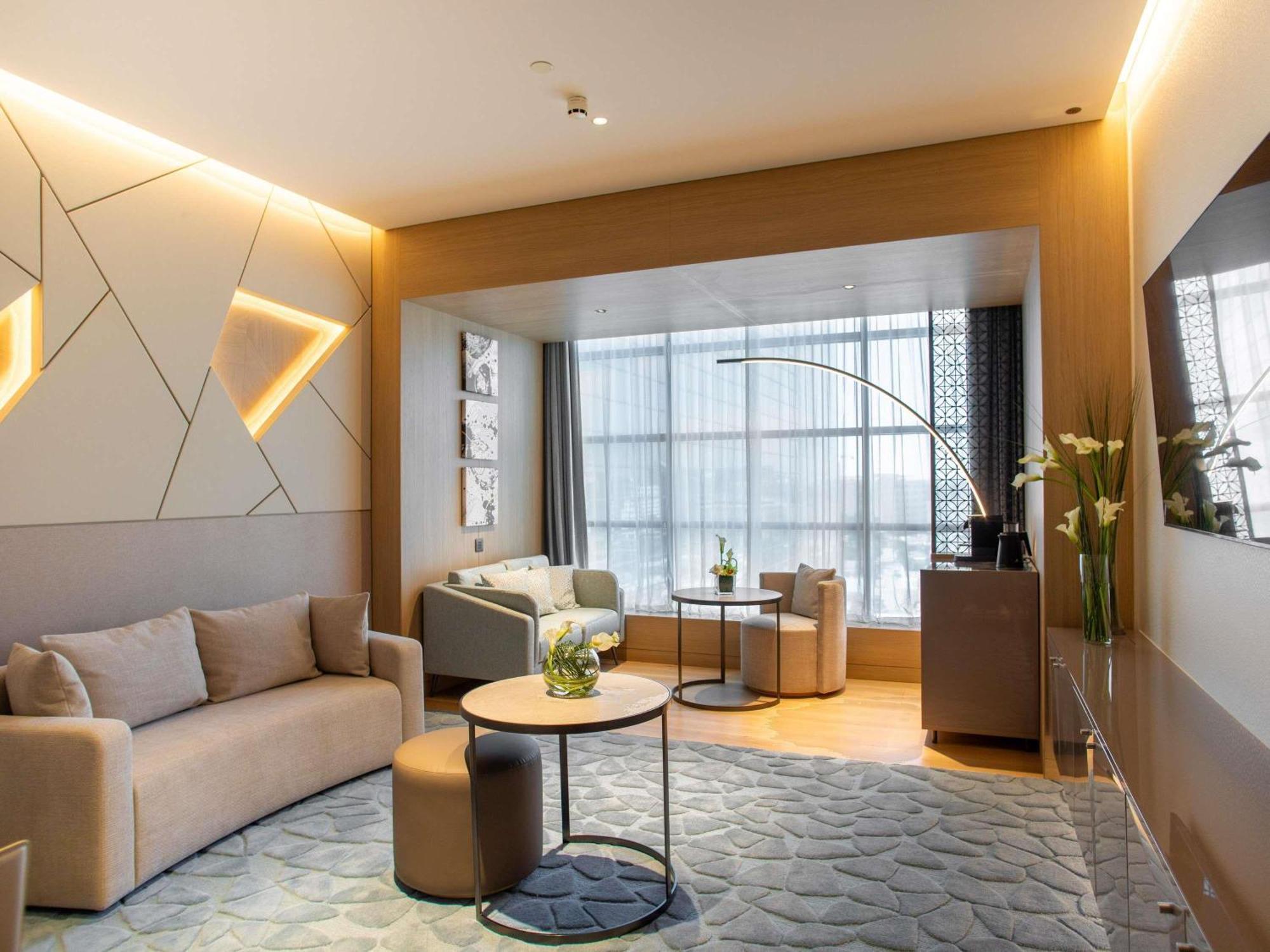 Suite Junior con cama extragrande y vistas a la ciudad