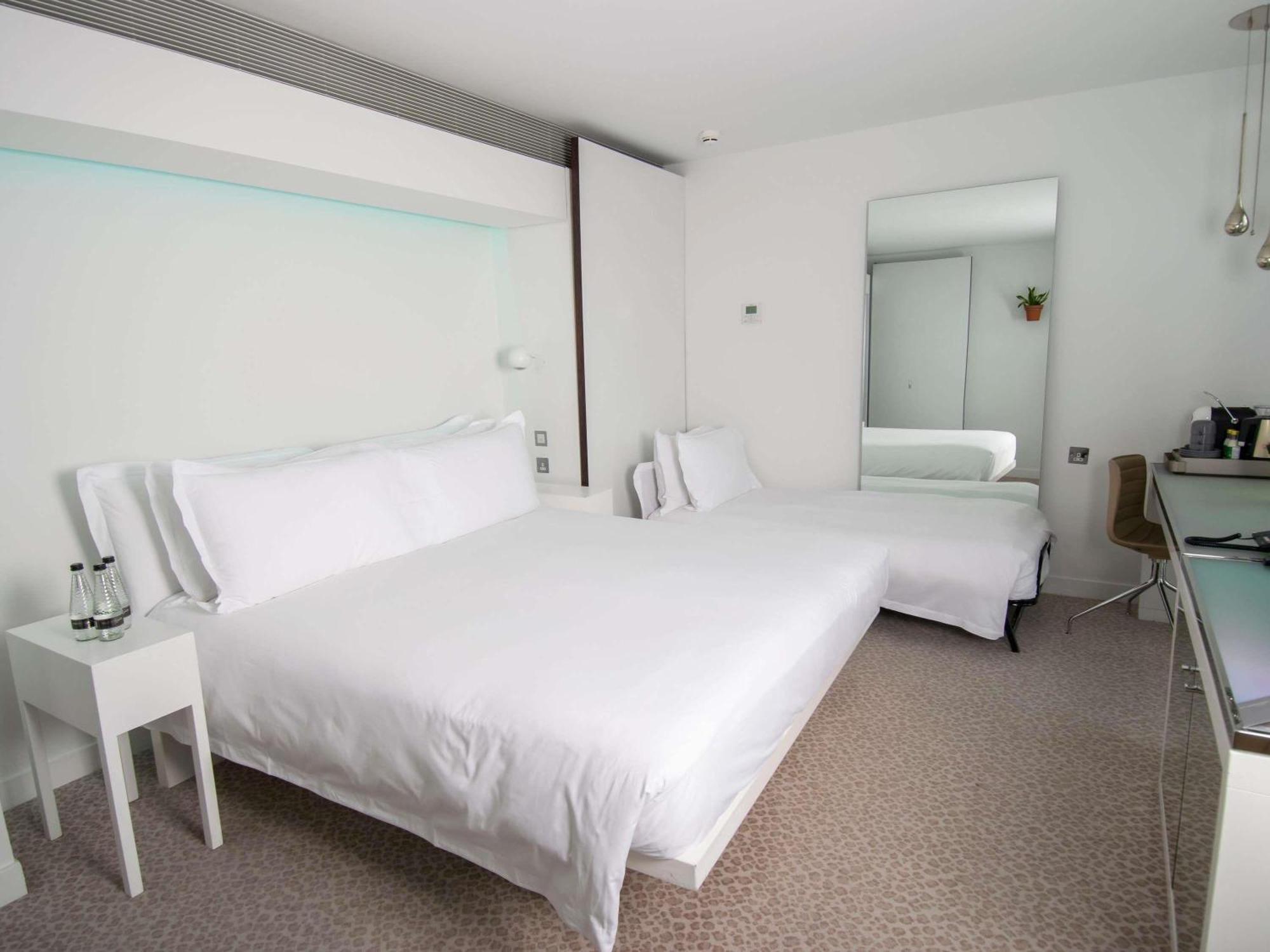 Deluxe king bed room