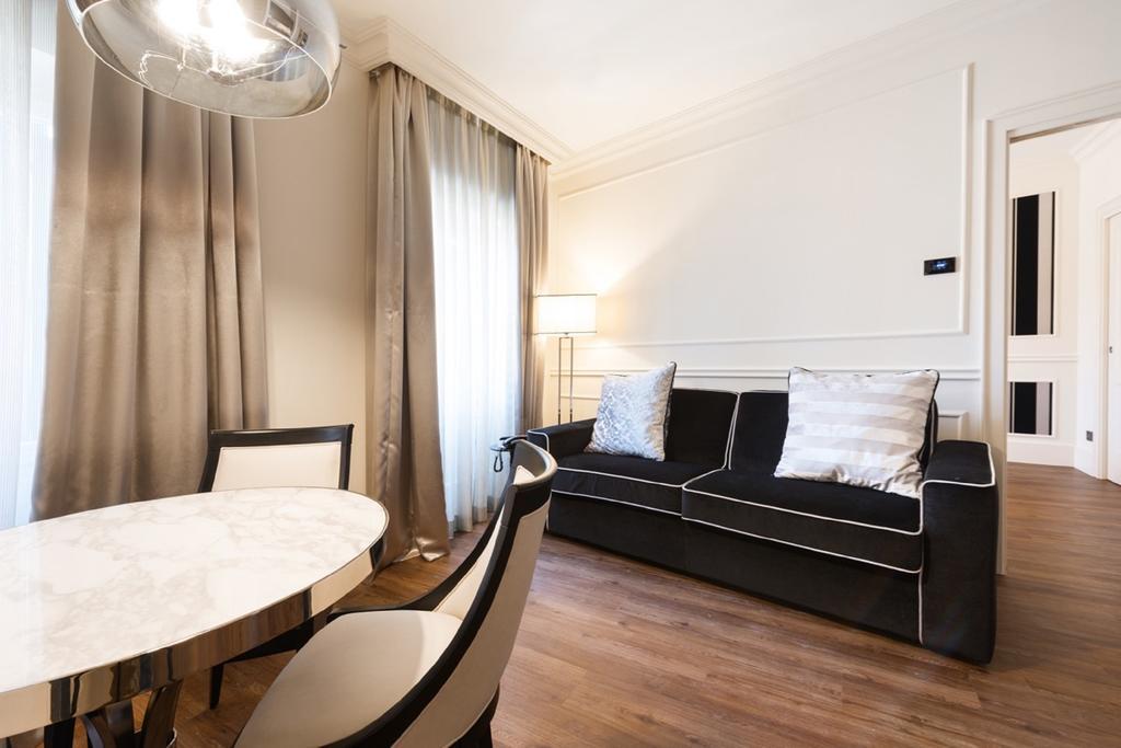 Deluxe One-Bedroom Apartment
