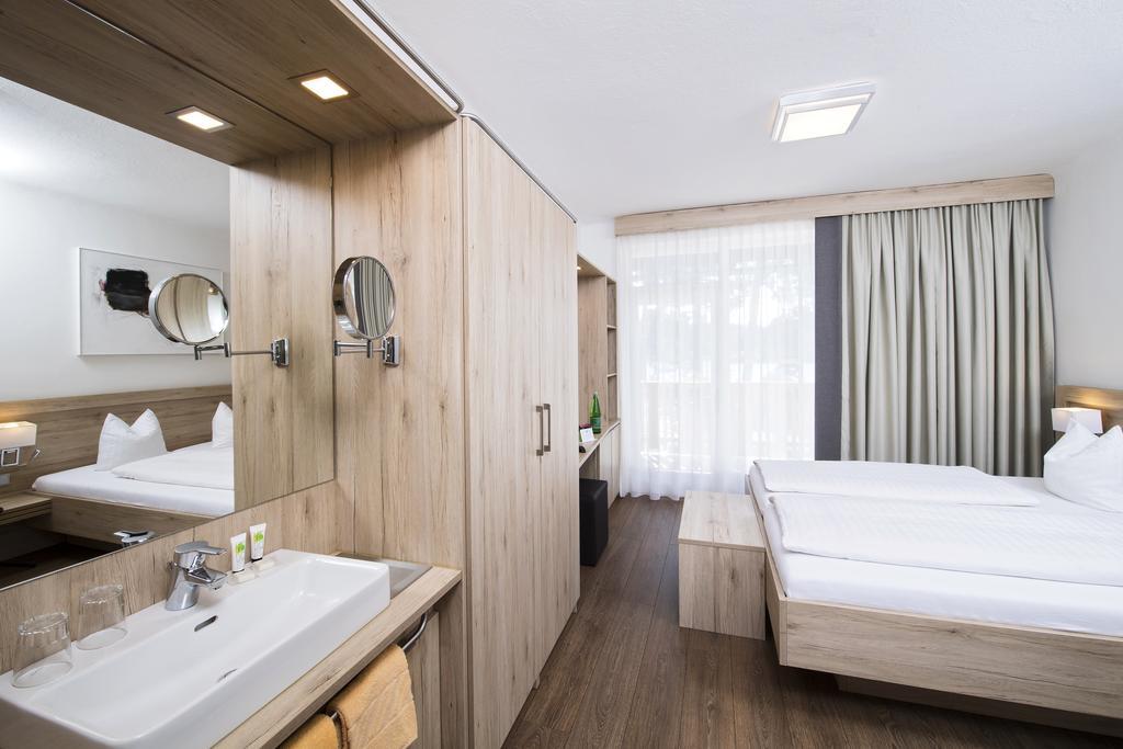 Kleines Doppelzimmer mit einem Balkon und Seeblick