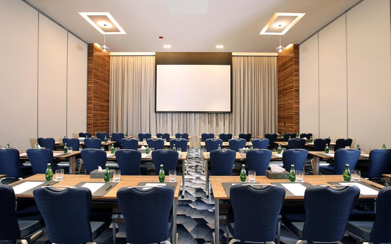 Executive Suite - Complimentary Luxury Transfers to Jumeirah Beach and Mall of Emirates
