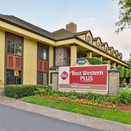 Best Western Plus Raffles Inn & Suites-2